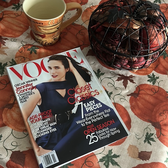 November 2007 Vintage Vogue Magazine - Jennifer Connelly Cover Collectible - Picture 2 of 16